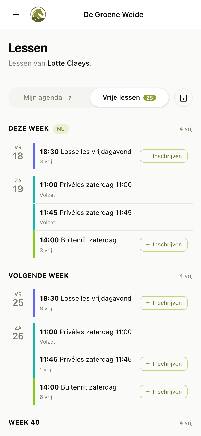 Vrije lessen in het klantenportaal op een gsm, per week met het aantal vrije plaatsen, een inschrijfknop per les en een privéles die volzet is.
