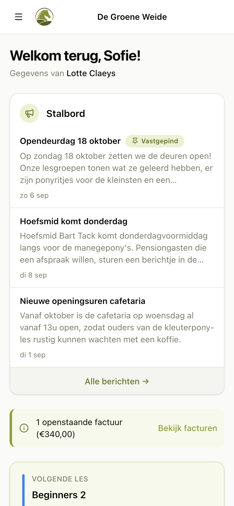 Overzicht in het klantenportaal op een gsm, met onder de berichten van de manege een melding over een openstaande factuur en een link ernaartoe.